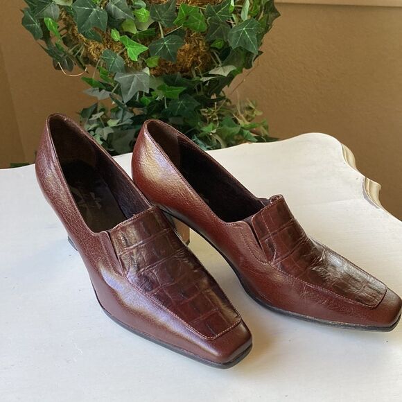 Brown Leather Croc Embossed Slip On Pumps Size 9 - Picture 11 of 14